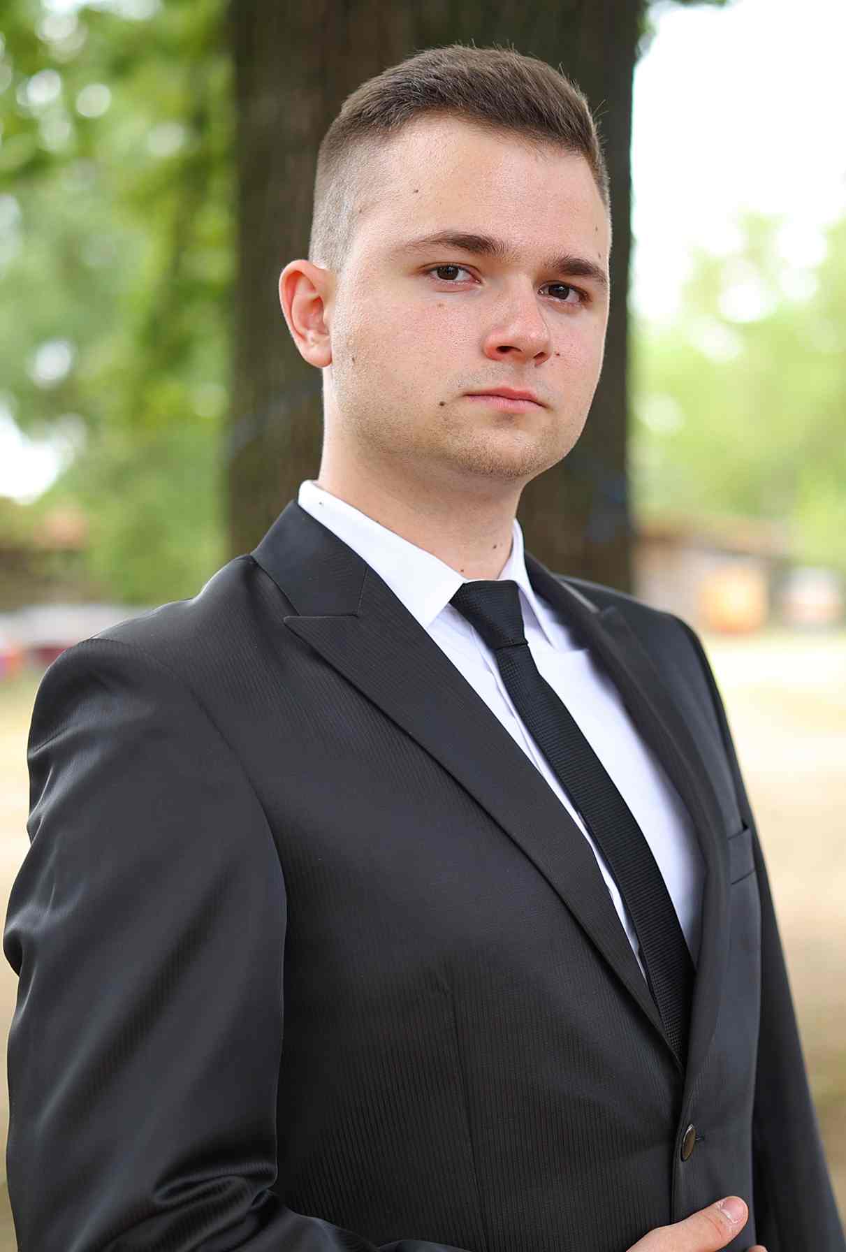 Učenici ispred škole